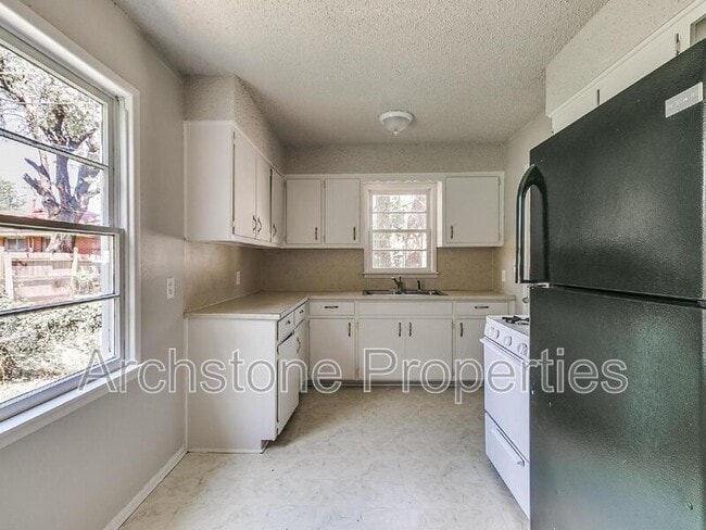 Building Photo - 2305 Mustang St