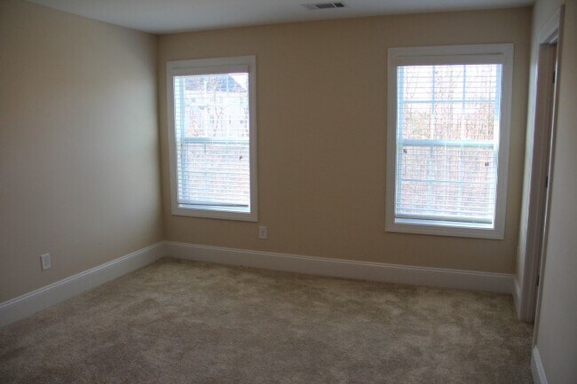 Building Photo - Beautiful move-in ready located in the Mil...
