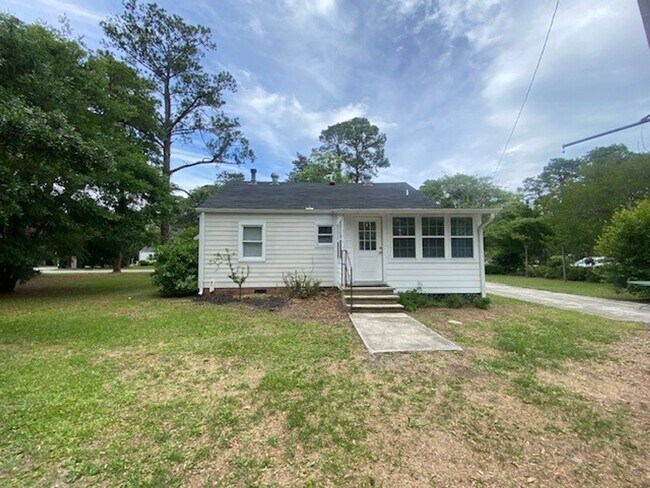 Building Photo - Introducing a charming 2-bedroom, 2-bathro...