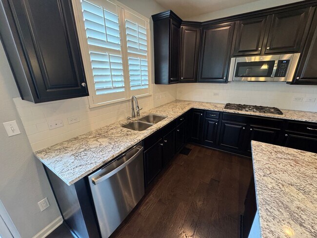 Building Photo - Beautiful spacious home in a lovely quiet ...