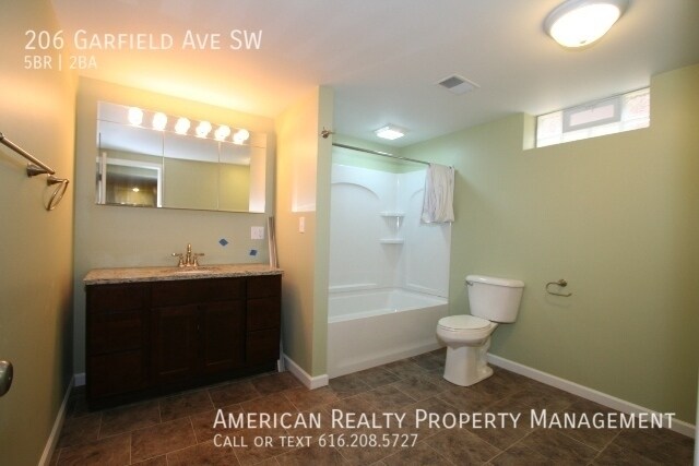 Building Photo - 206 Garfield Ave SW