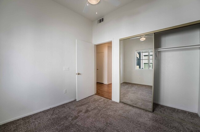 Building Photo - 3 Bedroom Open Layout Condo in Gated Commu...