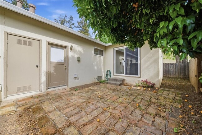 Building Photo - 1155-1155 Rodeo Way