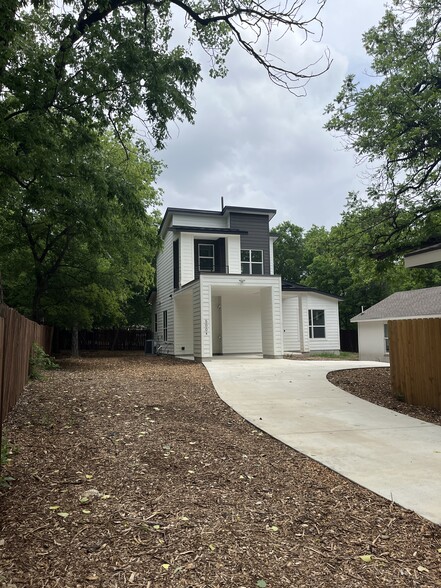 Private Entry with Gate - 500 Capitol Dr