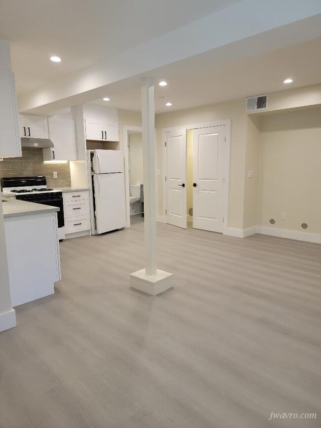 Building Photo - 164 Tiffany Ave