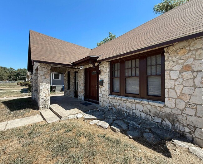 Building Photo - 942 Bailey Ave