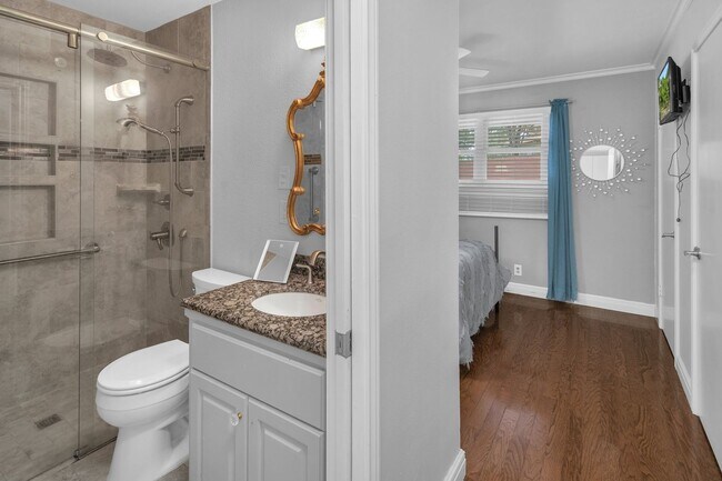 Building Photo - CHARMING 5 BDRM HOME IN CASTLE HILLS!!