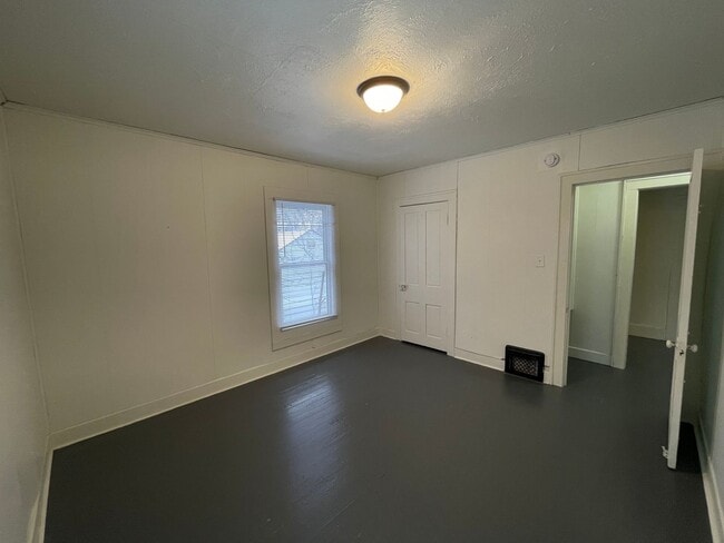 Building Photo - 5 Bedroom Available NOW