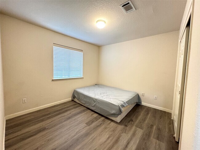 Building Photo - 21470 Olympic Forest Dr