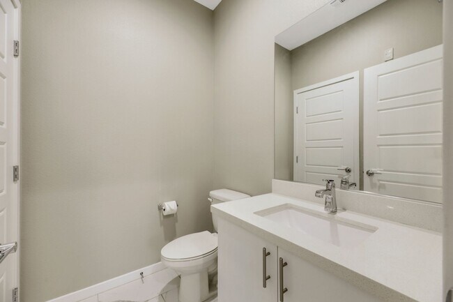 Building Photo - Gorgeous highly upgraded townhouse!