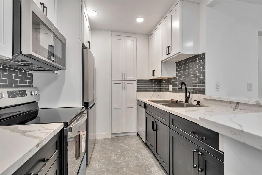 Building Photo - 8650 Gulana Ave