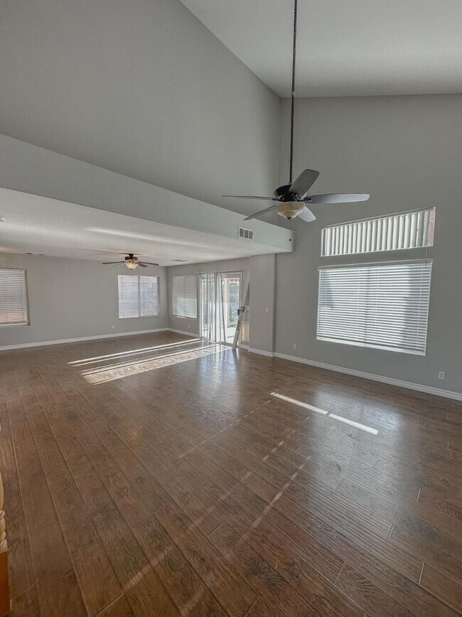 Building Photo - Spacious 3 Bedroom, 2.5 Bath Home with No ...