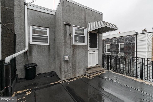 Building Photo - 1325 W Porter St