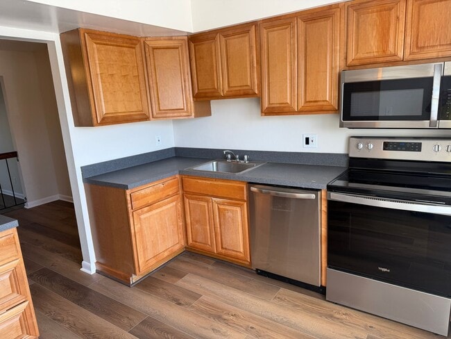 Building Photo - WINDSOR OAKS WEST - Three Bedroom Townhome