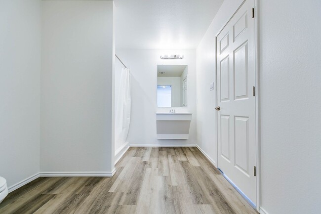 Building Photo - COMING SOON - 2 Bedroom Duplex w/ Modern F...