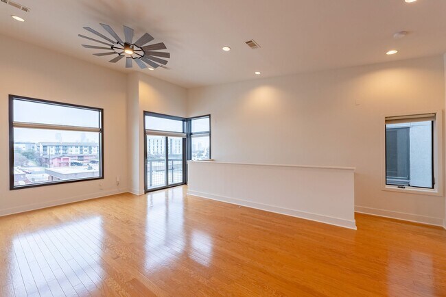 Building Photo - Beautiful South Lamar 2 bed 2 bath Condo!