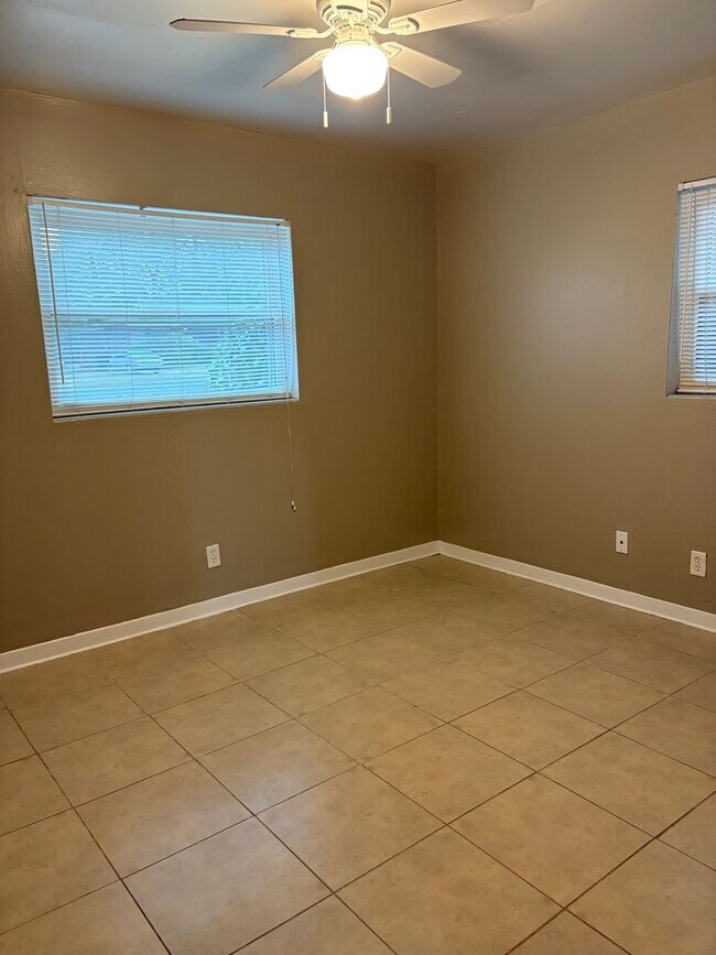 Building Photo - Duplex near Levy Park