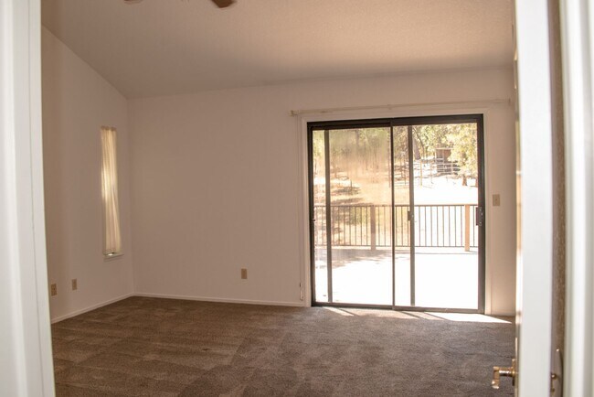 Building Photo - 16320 Loretta Ln