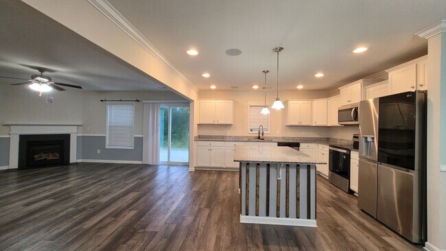 Building Photo - 5 bedroom 3 bath home in Pocalla Springs