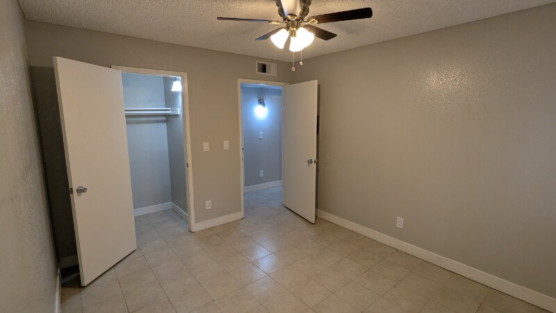 Building Photo - 815 N Peach Ave