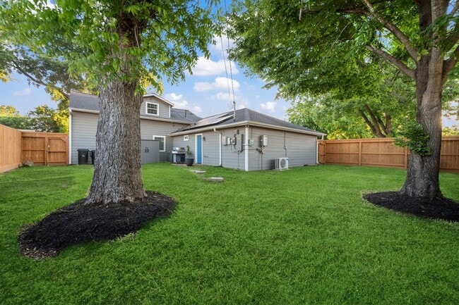 Building Photo - 3803 Zephyr St
