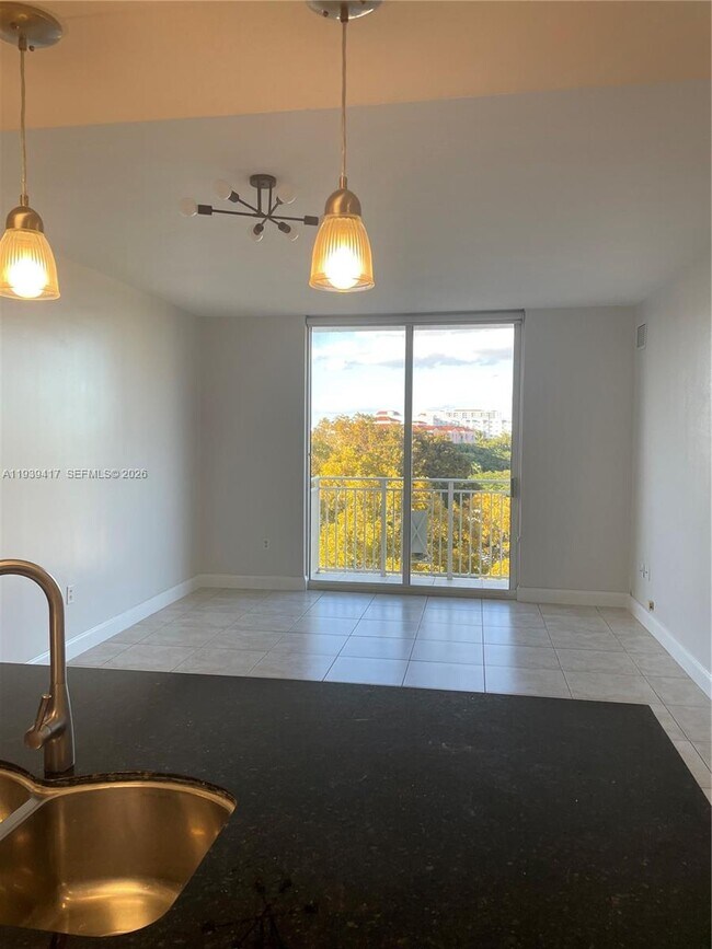 Building Photo - 2030 Douglas Rd