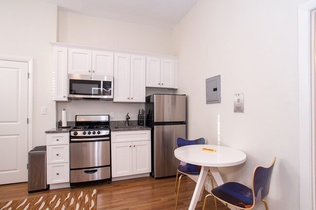 Building Photo - 102 Chandler St