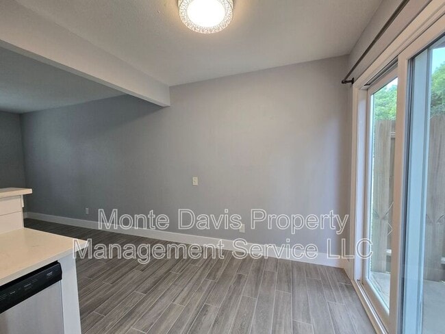 Building Photo - 2504 Manor Cir