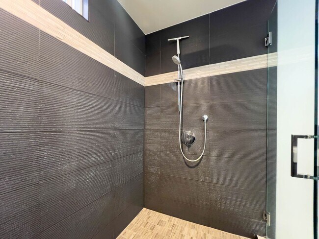 Building Photo - 15424 Camarillo St