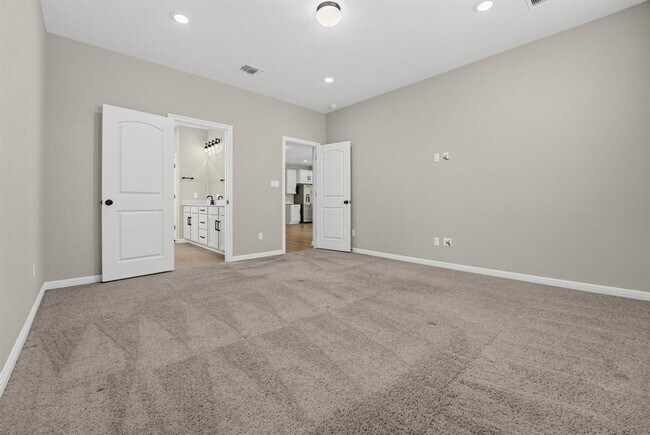 Building Photo - 209 Swinging H Ln
