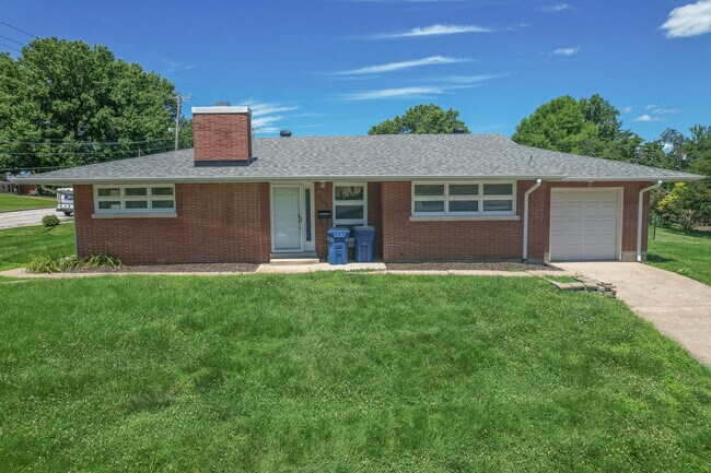 Building Photo - 2401 Willow Dr