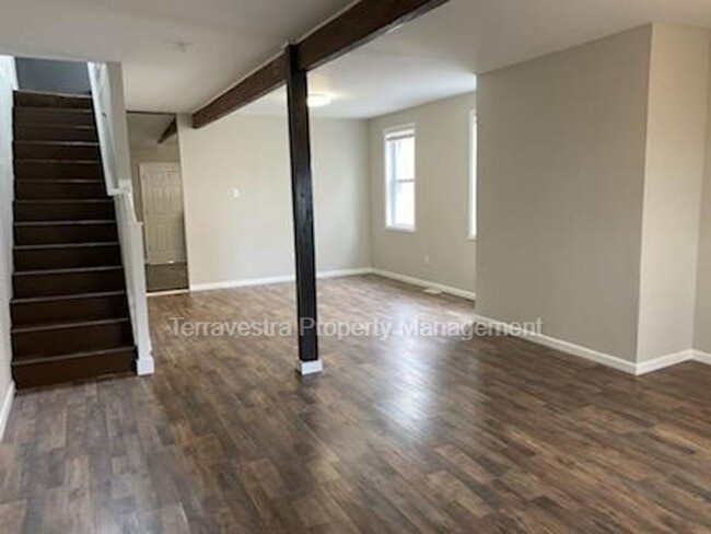 Building Photo - Very Large Newly Renovated - 3 Bed 1 Bath ...