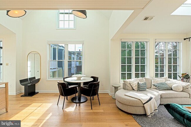 Building Photo - 3350 17th St NW