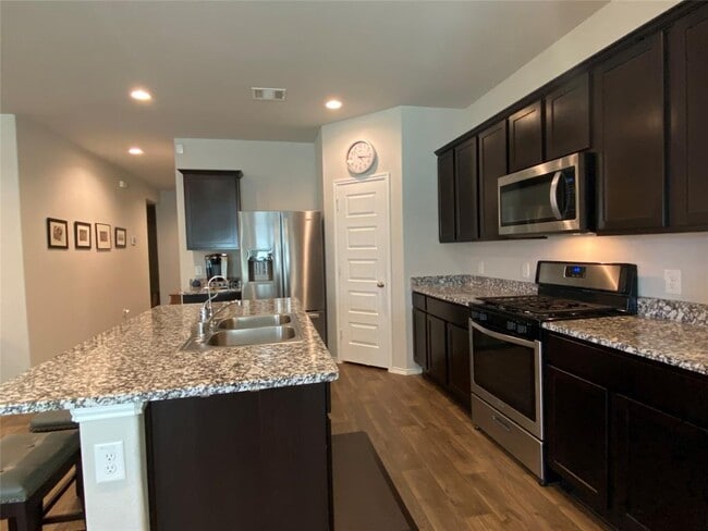 Building Photo - 3935 Country Club Dr