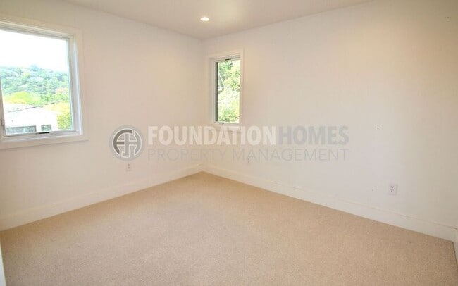 Building Photo - 107 Bretano Way