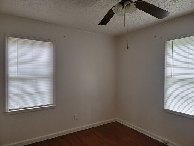 Building Photo - Affordable Living $1100 - Marta, AUC and C...