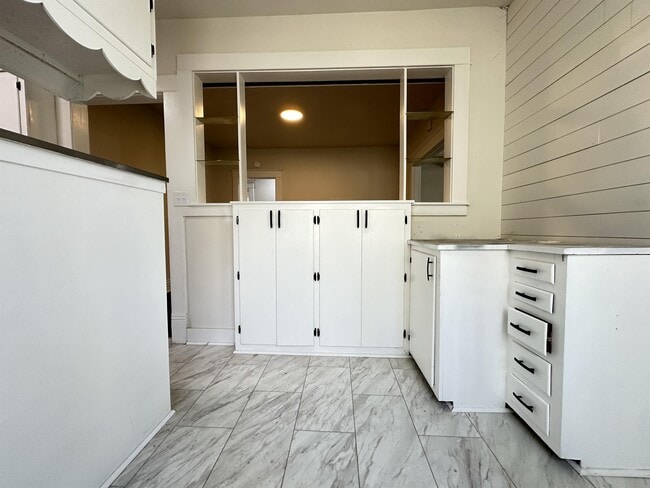 Building Photo - 463 Linden Ave