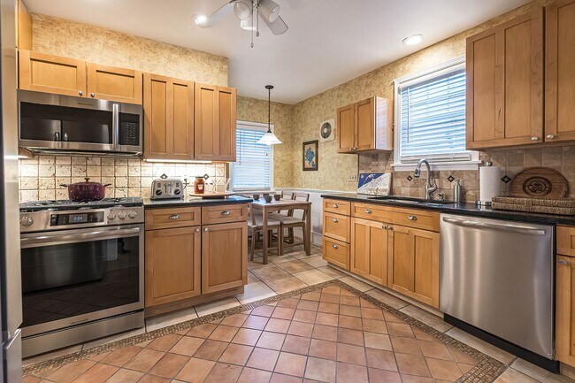 Building Photo - Quaint 4 bedroom Erie Home with Central Air & Garage Parking (Month to Month available)