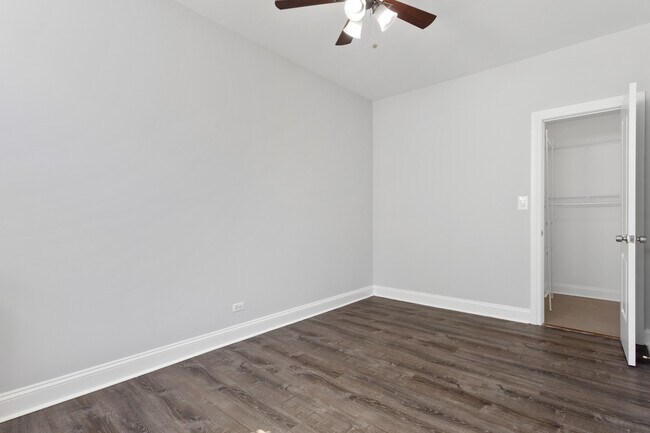 Building Photo - 1608 W Sherwin Ave
