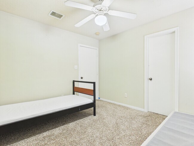 Building Photo - 513 Camp Ct