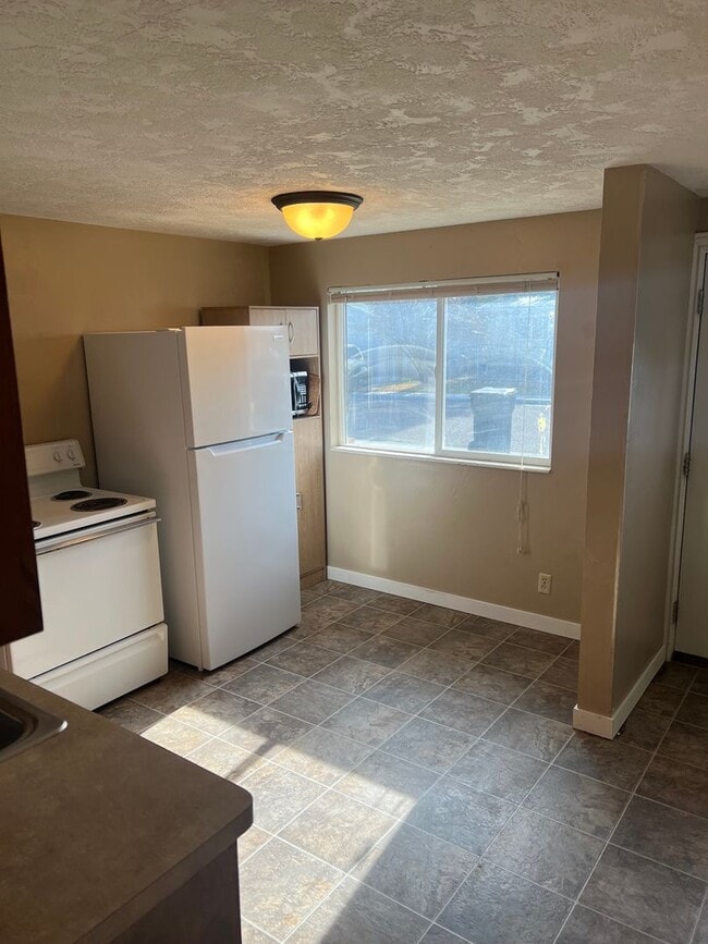 Building Photo - Tall