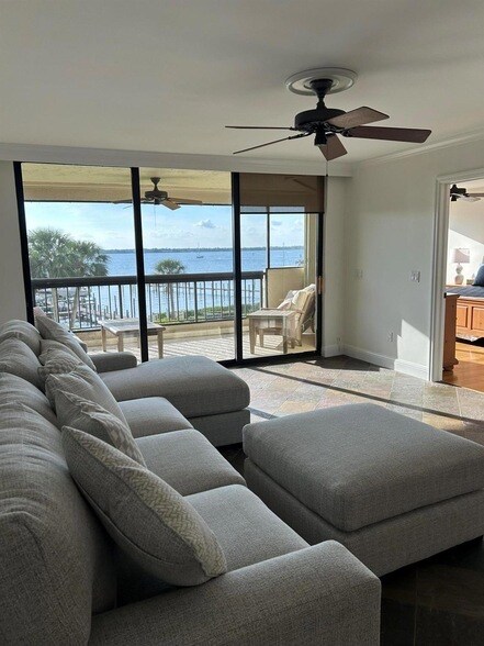 Building Photo - 625 NW North River Dr