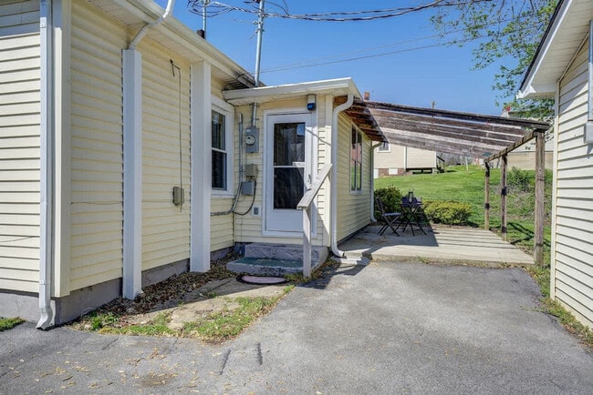 Building Photo - 220 Highland Ave