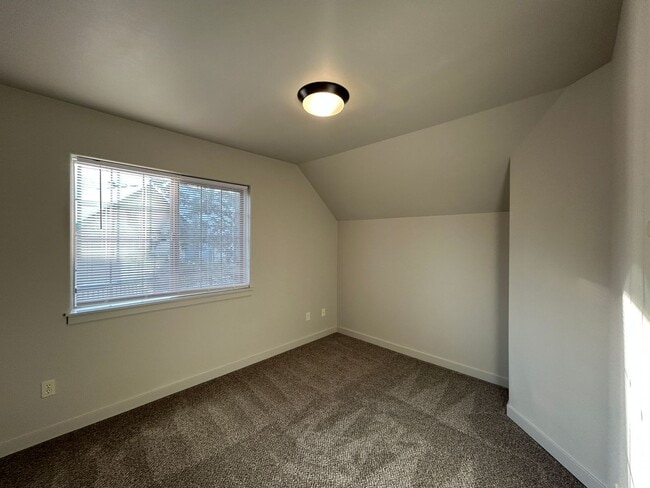 Building Photo - NE Bend Upstairs Apartment - PENDING APPLICATION