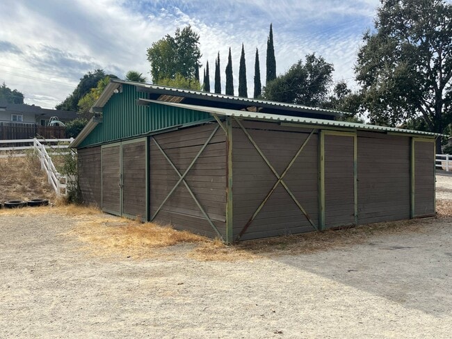 Building Photo - $500 off first month promotion, inquire for more information! Beautiful 4 Bedroom, 3 Bathroom Ata...