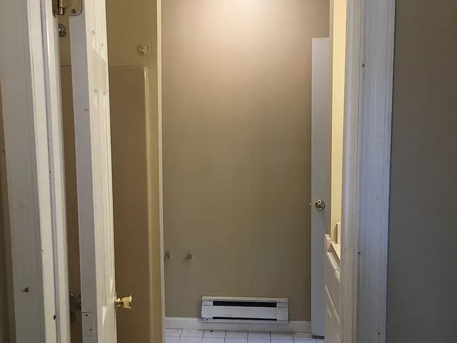 Building Photo - Spacious 4-bedroom, 1.5-bath townhome