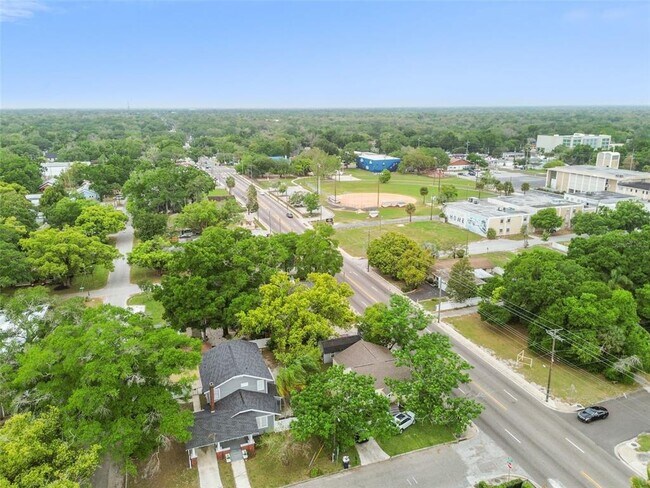Building Photo - 6810 N Navin Ave