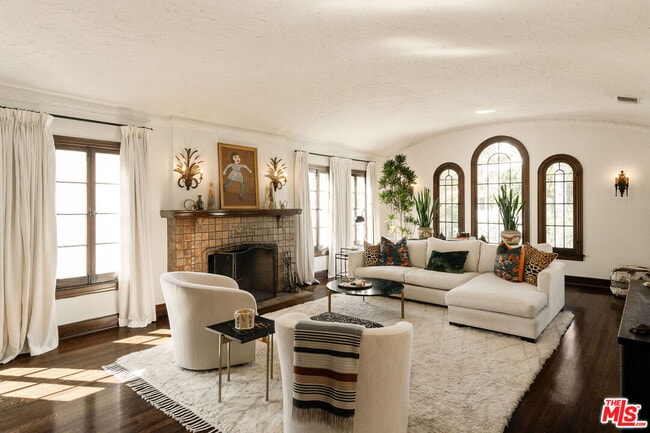 Building Photo - 144 S Orange Dr