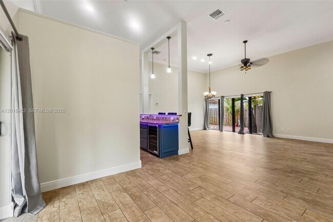 Building Photo - 2731 Parkview Dr S