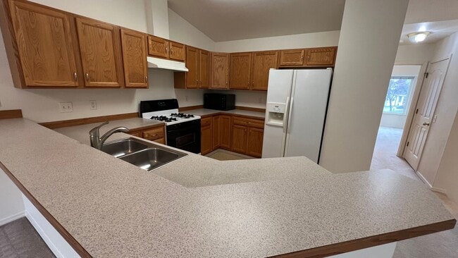 Building Photo - (3) Bedroom, (2) Bathroom Townhouse in Ind...
